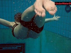 紋身少女水下裸泳 gif