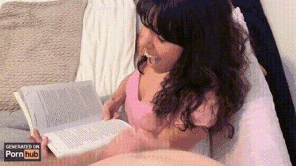 Бір қыз котенканы басып жатыр