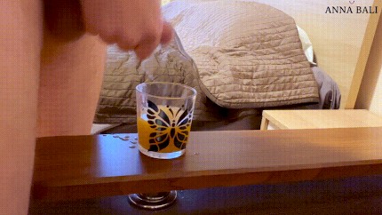Девушка пьет полный стакан спермы порно видео