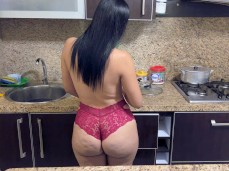 I found a Beautiful Milf Cooking in a Very Sexy Bikini with her Huge Ass gif