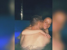 esposa gostosa quer o melhor amigo do marido em uma banheira de hidromassag gif