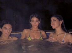 3 girls waiting gif