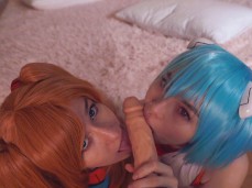 Asuka y Rei doble mamada gif