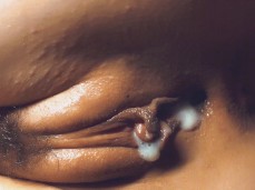 Sloooooowly pushing out a deep creampie 🤤