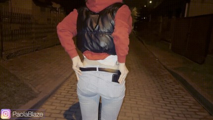Amateur girl mooning