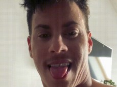 teta de macho disfrutando dildos gif