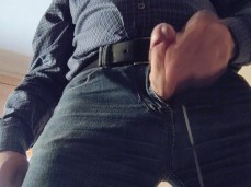Дрочка в джинсах gif