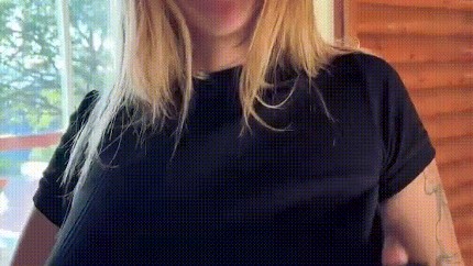 Blonde tatuada Gal Angel Youngs es follada después de una cita romántica