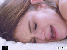 Ellie Eilish gif
