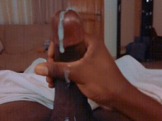 Acariciando una polla larga y dura hasta correrse