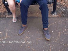 Esposa vagabunda acariciando rola no parque gif